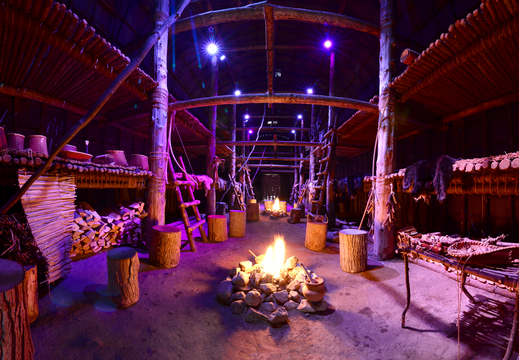 Maison longue Ekionkiestha' / Musée huron--wendat